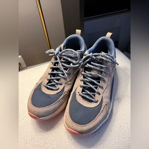 Womens Columbia “Pivot” Mid Hiking shoe, size 7.5